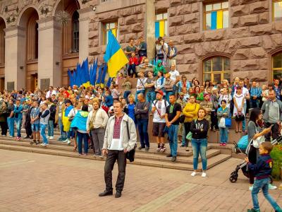 Люди з українською символікою на параді біля Київської міської ради